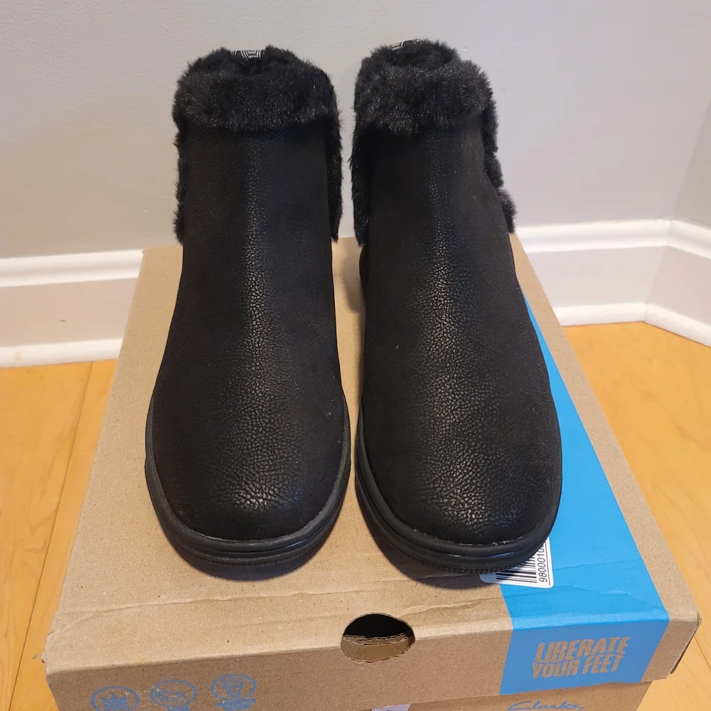 NIB Clarks Cloudstepper Breeze Fur Black Pull On Ankle Winter Boot Snow Size 9
